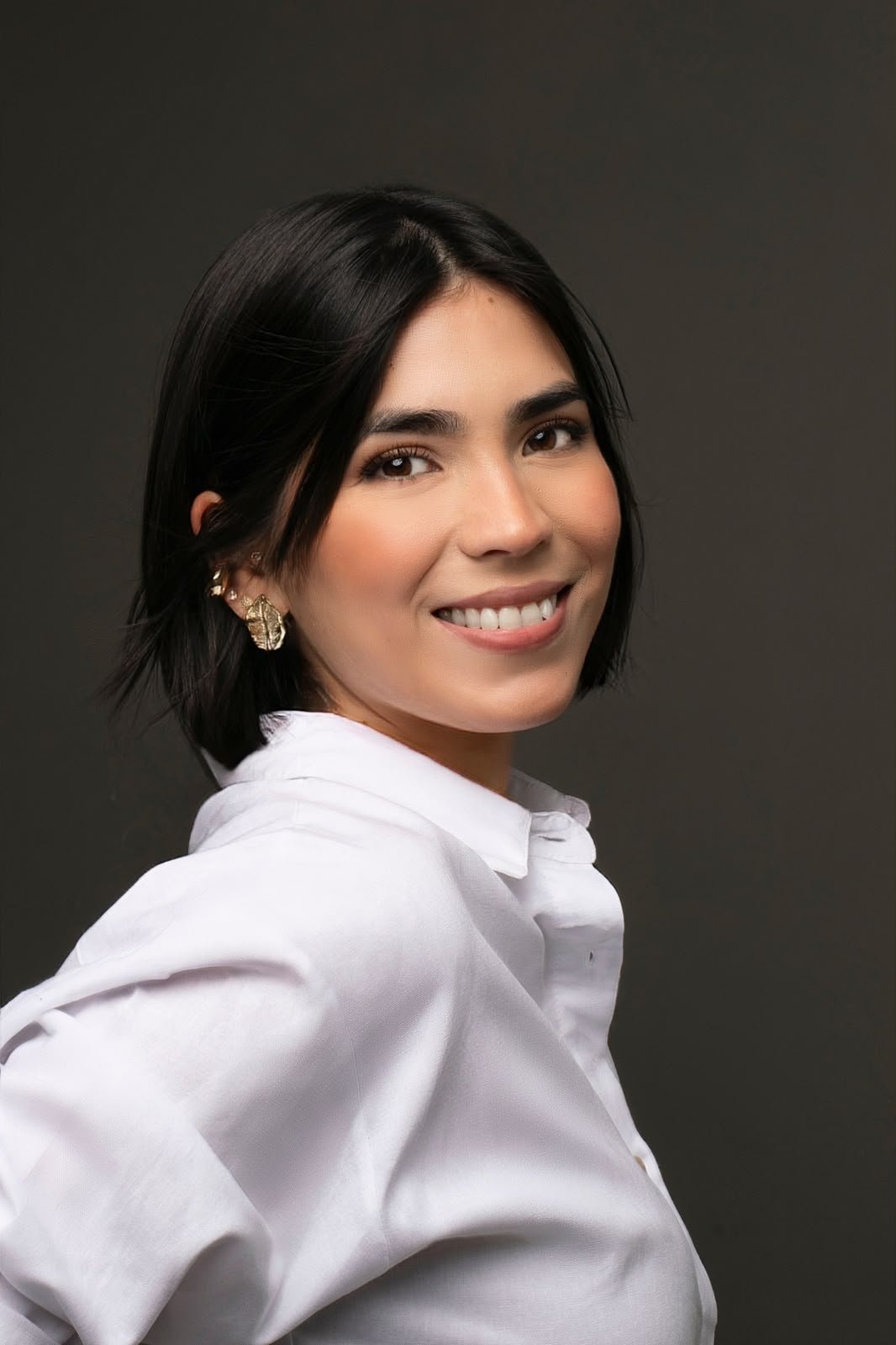 Retrato profesional de la especialista de Mine Brow Studio